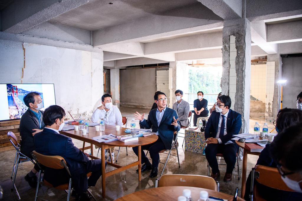 남해각 재생사업 원탁회의를 진행중인 남해군수 장충남과 관계자들
